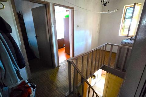 Rovinj, kuća sa vrtom i cisternom, mirna ulica, za renovaciju