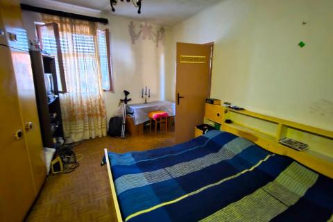 Rovinj, kuća sa vrtom i cisternom, mirna ulica, za renovaciju