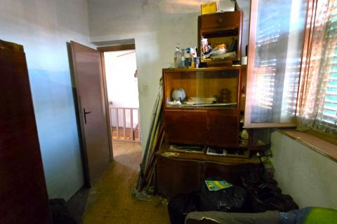 Rovinj, kuća sa vrtom i cisternom, mirna ulica, za renovaciju