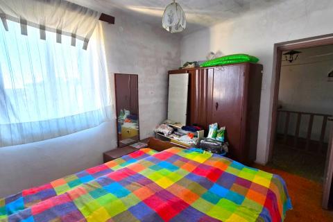 Rovinj, kuća sa vrtom i cisternom, mirna ulica, za renovaciju