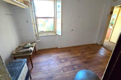 Rovinj, kuća sa vrtom i cisternom, mirna ulica, za renovaciju