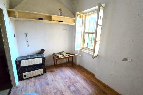 Rovinj, kuća sa vrtom i cisternom, mirna ulica, za renovaciju