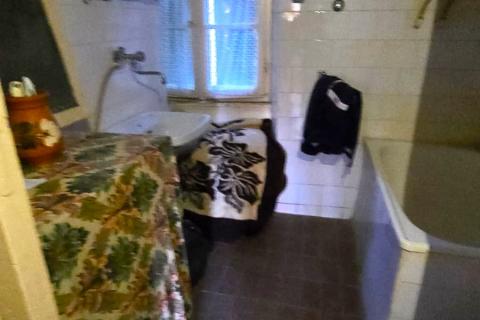 Rovinj, kuća sa vrtom i cisternom, mirna ulica, za renovaciju