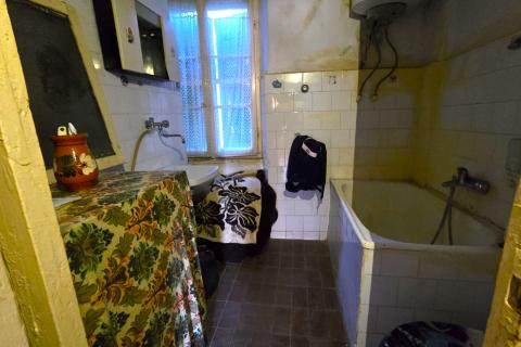 Rovinj, kuća sa vrtom i cisternom, mirna ulica, za renovaciju