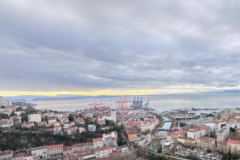 Rijeka, Kozala, trosobni stan, tri balkona, pogled