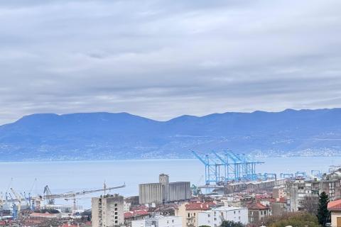 Rijeka, Kozala, trosobni stan, tri balkona, pogled