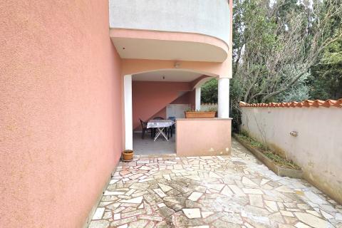 Medulin, Premantura | Dvoetažni stan s vrtom – osjećaj male kuće u srcu Premanture