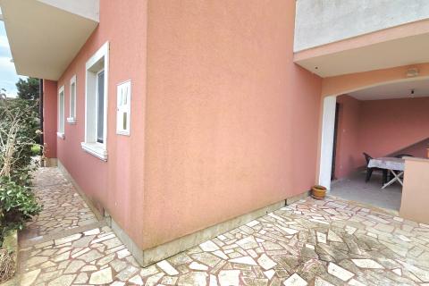 Medulin, Premantura | Dvoetažni stan s vrtom – osjećaj male kuće u srcu Premanture