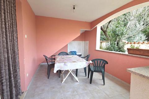 Medulin, Premantura | Dvoetažni stan s vrtom – osjećaj male kuće u srcu Premanture