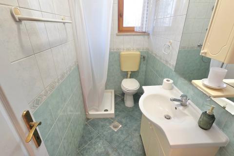 Medulin, Premantura | Dvoetažni stan s vrtom – osjećaj male kuće u srcu Premanture