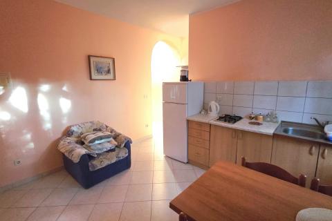 Medulin, Premantura | Dvoetažni stan s vrtom – osjećaj male kuće u srcu Premanture