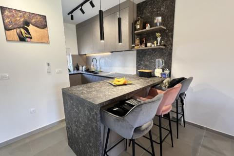 Istra, Novigrad - Dvoetažni stan s pogledom i vrtom