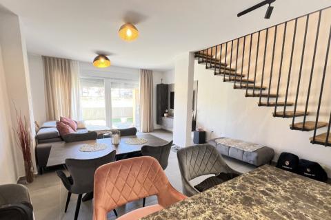 Istra, Novigrad - Dvoetažni stan s pogledom i vrtom