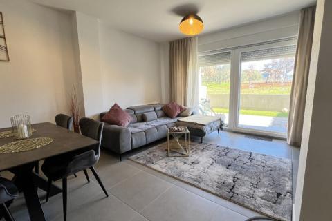 Istra, Novigrad - Dvoetažni stan s pogledom i vrtom