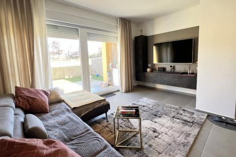 Istra, Novigrad - Dvoetažni stan s pogledom i vrtom