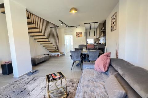 Istra, Novigrad - Dvoetažni stan s pogledom i vrtom