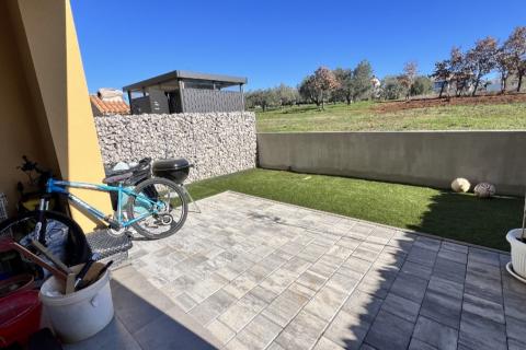 Istra, Novigrad - Dvoetažni stan s pogledom i vrtom