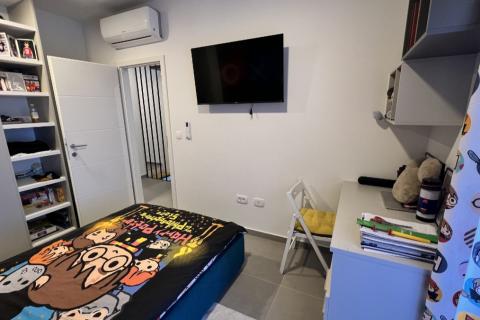 Istra, Novigrad - Dvoetažni stan s pogledom i vrtom