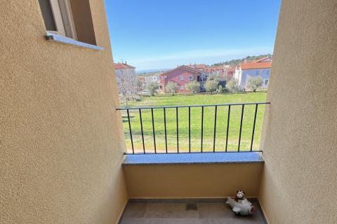 Istra, Novigrad - Dvoetažni stan s pogledom i vrtom