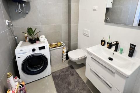 Istra, Novigrad - Dvoetažni stan s pogledom i vrtom