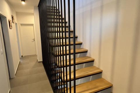 Istra, Novigrad - Dvoetažni stan s pogledom i vrtom