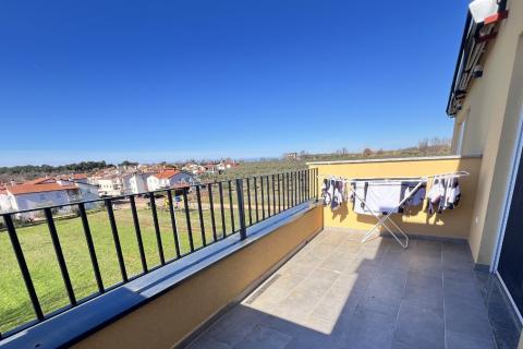 Istra, Novigrad - Dvoetažni stan s pogledom i vrtom