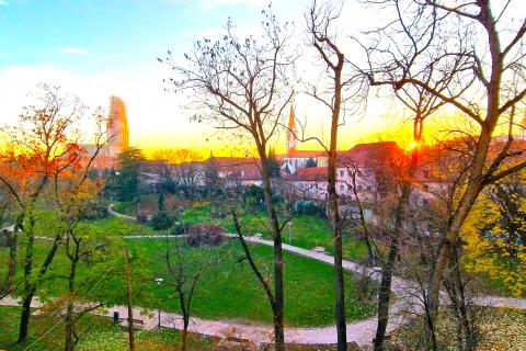 ZAGREB, Centar-dvosoban građanski stan 78m2 park Ribnjak