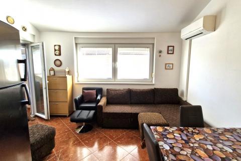 Istrien, Medulin – 47 m², 2 Zimmer, geschlossene Terrasse, Parkplatz, zweiter Stock nahe Geschäften