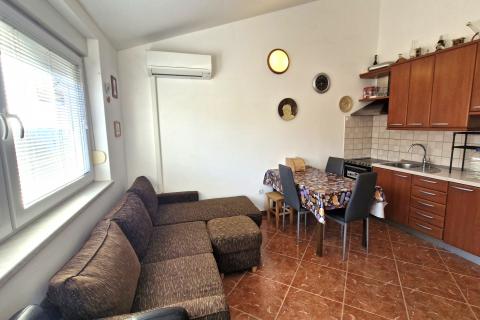 Istrien, Medulin – 47 m², 2 Zimmer, geschlossene Terrasse, Parkplatz, zweiter Stock nahe Geschäften