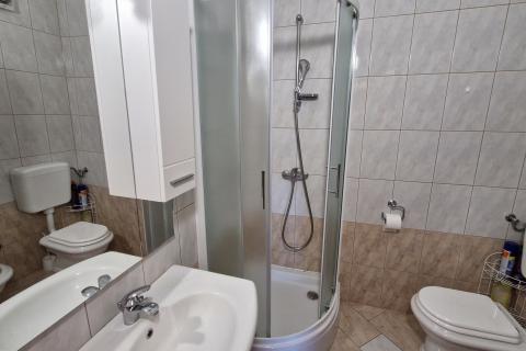 Istrien, Medulin – 47 m², 2 Zimmer, geschlossene Terrasse, Parkplatz, zweiter Stock nahe Geschäften