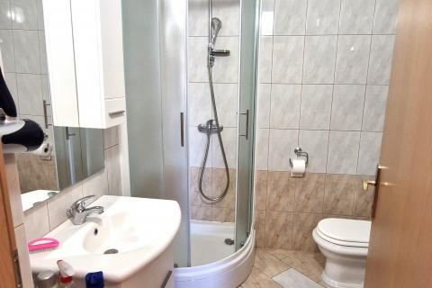 Istrien, Medulin – 47 m², 2 Zimmer, geschlossene Terrasse, Parkplatz, zweiter Stock nahe Geschäften