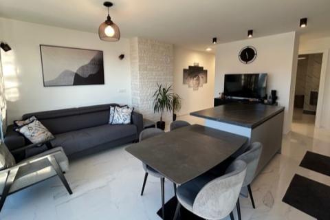 Stanovanje v Novigradu s stre&scaron;no teraso in pogledom na morje