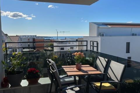 Stanovanje v Novigradu s stre&scaron;no teraso in pogledom na morje