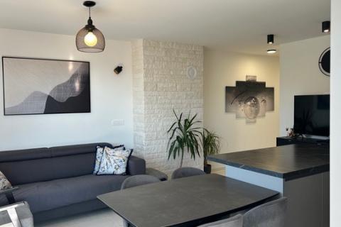 Stanovanje v Novigradu s stre&scaron;no teraso in pogledom na morje