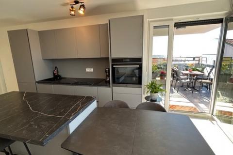 Stanovanje v Novigradu s stre&scaron;no teraso in pogledom na morje