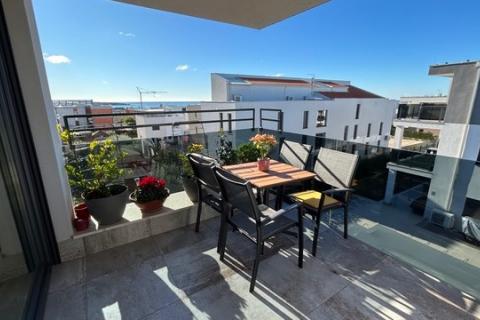 Stanovanje v Novigradu s stre&scaron;no teraso in pogledom na morje