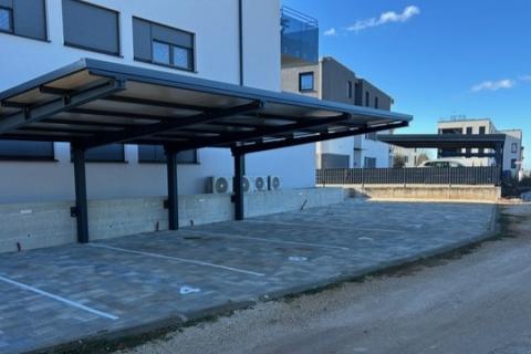 Stanovanje v Novigradu s stre&scaron;no teraso in pogledom na morje