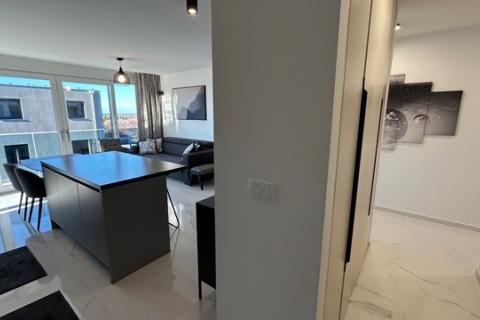 Stanovanje v Novigradu s stre&scaron;no teraso in pogledom na morje