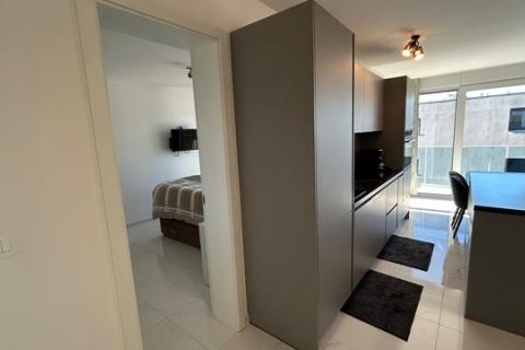 Stanovanje v Novigradu s stre&scaron;no teraso in pogledom na morje