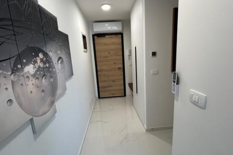 Stanovanje v Novigradu s stre&scaron;no teraso in pogledom na morje