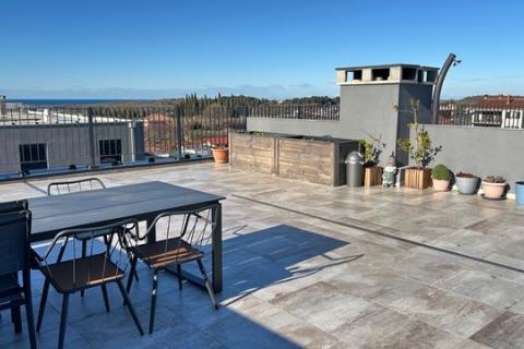 Stanovanje v Novigradu s stre&scaron;no teraso in pogledom na morje