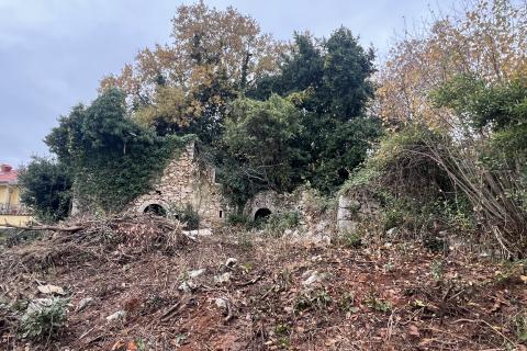 IKA - OPRIĆ građevinsko zemlji&scaron;te 900 m2 sa starinom 