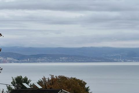 IKA - OPRIĆ građevinsko zemlji&scaron;te 900 m2 sa starinom 