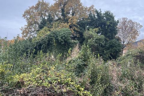 IKA - OPRIĆ građevinsko zemlji&scaron;te 900 m2 sa starinom 