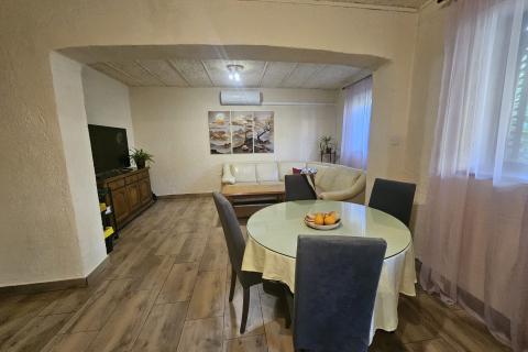 Hi&scaron;a Marčelji, Vi&scaron;kovo, 190m2