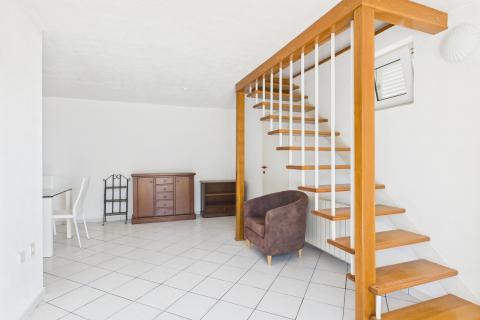 Novi Vinodolski &ndash; huis met garage en tuin, tweede rij van de zee