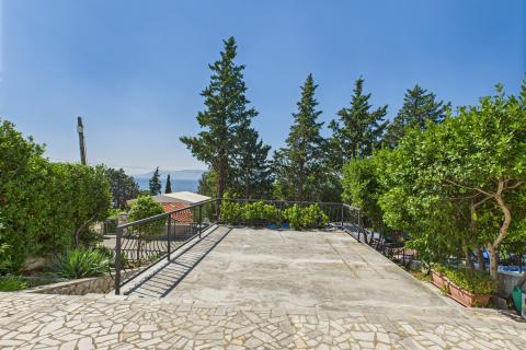 Novi Vinodolski &ndash; huis met garage en tuin, tweede rij van de zee