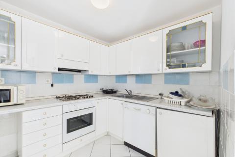 Novi Vinodolski &ndash; huis met garage en tuin, tweede rij van de zee