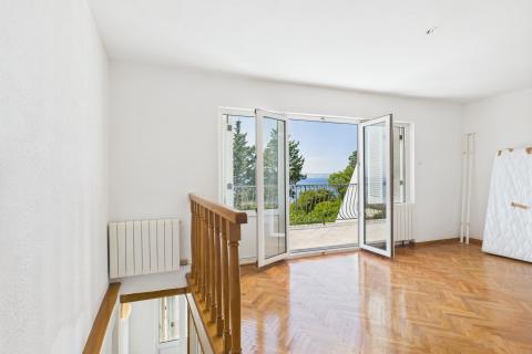 Novi Vinodolski &ndash; huis met garage en tuin, tweede rij van de zee