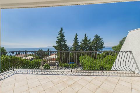 Novi Vinodolski &ndash; huis met garage en tuin, tweede rij van de zee